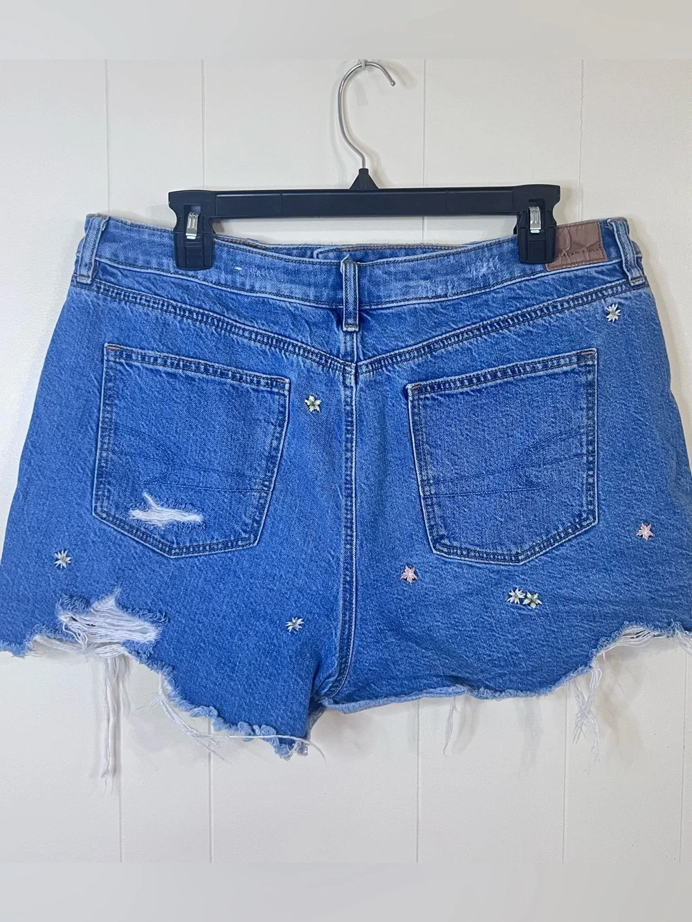 Womens American Eagle Blue Denim Mom Shorts Floral Embroidery Raw Hem Size 16